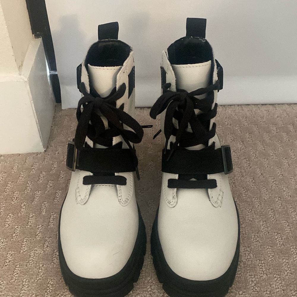 UGG Women's Ashton Lace Up Boot